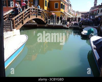 Burano, Italien 11. Oktober 2019: Burano ist eine Insel in der Lagune von Venedig, Norditalien, bei Torcello am nördlichen Ende der Lagune. Stockfoto