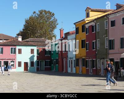 Burano, Italien 11. Oktober 2019: Burano ist eine Insel in der Lagune von Venedig, Norditalien, bei Torcello am nördlichen Ende der Lagune. Stockfoto