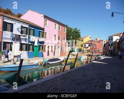 Burano, Italien 11. Oktober 2019: Burano ist eine Insel in der Lagune von Venedig, Norditalien, bei Torcello am nördlichen Ende der Lagune. Stockfoto