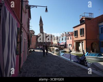 Burano, Italien 11. Oktober 2019: Burano ist eine Insel in der Lagune von Venedig, Norditalien, bei Torcello am nördlichen Ende der Lagune. Stockfoto