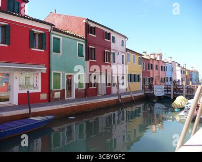 Burano, Italien 11. Oktober 2019: Burano ist eine Insel in der Lagune von Venedig, Norditalien, bei Torcello am nördlichen Ende der Lagune. Stockfoto