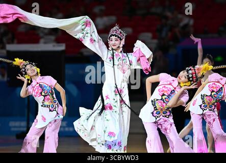 Chengdu, Chinas Provinz Sichuan. August 2025. Tänzerinnen treten vor dem 48 kg schweren Halbfinale des Muaythai-Events bei den World Games 2025 in Chengdu, südwestchinesischer Provinz Sichuan, am 9. August 2025 auf. Quelle: Zhang Bowen/Xinhua/Alamy Live News Stockfoto