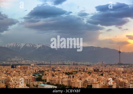 Wunderschönes Panorama des Sonnenuntergangs in der Stadt Teheran, Berge und Milad Tower während des farbenfrohen Sonnenuntergangs im Iran. Stockfoto