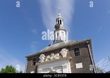 Das historische Zijlpoort-Tor in Leiden mit einem Uhrenturm und komplexen architektonischen Details unter einem klaren blauen Himmel, das das europäische Erbe zeigt. Stockfoto