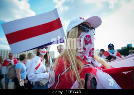 Warschau, Polen. August 2025. Die Menschen nehmen am 9. August 2025 an einer Kundgebung zur Unterstützung der belarussischen Unabhängigkeitsbewegung in Warschau, Polen, Teil. Am 9. August jährt sich der 5. Jahrestag friedlicher Proteste gegen die umstrittenen Ergebnisse der Präsidentschaftswahlen 2020 und die Niederschlagung von Oppositionellen und friedlichen Demonstranten. (Foto: Jaap Arriens/SIPA USA) Credit: SIPA USA/Alamy Live News Stockfoto