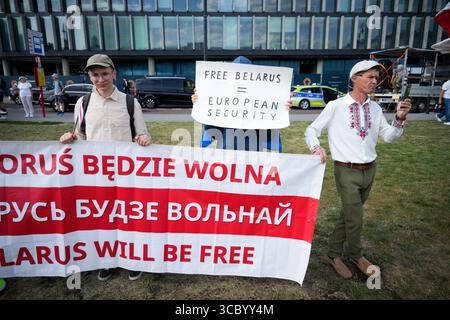 Warschau, Polen. August 2025. Die Menschen nehmen am 9. August 2025 an einer Kundgebung zur Unterstützung der belarussischen Unabhängigkeitsbewegung in Warschau, Polen, Teil. Am 9. August jährt sich der 5. Jahrestag friedlicher Proteste gegen die umstrittenen Ergebnisse der Präsidentschaftswahlen 2020 und die Niederschlagung von Oppositionellen und friedlichen Demonstranten. (Foto: Jaap Arriens/SIPA USA) Credit: SIPA USA/Alamy Live News Stockfoto