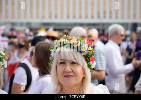 Warschau, Polen. August 2025. Die Menschen nehmen am 9. August 2025 an einer Kundgebung zur Unterstützung der belarussischen Unabhängigkeitsbewegung in Warschau, Polen, Teil. Am 9. August jährt sich der 5. Jahrestag friedlicher Proteste gegen die umstrittenen Ergebnisse der Präsidentschaftswahlen 2020 und die Niederschlagung von Oppositionellen und friedlichen Demonstranten. (Foto: Jaap Arriens/SIPA USA) Credit: SIPA USA/Alamy Live News Stockfoto