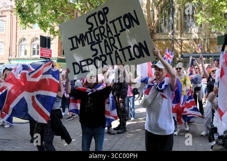 Bristol, Großbritannien. August 2025. Halten Sie die Demonstranten des Bootes auf. Ein Hotel in Bristol, von dem angenommen wird, dass es Flüchtlinge und Asylsuchende aufnehmen soll, wird als Ziel von Anti-Einwanderungs-Demonstranten verstanden. Bristol-antirassistische Gruppen und Flüchtlingshilfen haben einen Gegenprotest organisiert. Die Polizei von Avon und Somerset hat Pläne aufgestellt, um friedliche Proteste zu erleichtern, aber sie haben erklärt, dass Hassverbrechen nicht toleriert werden. Quelle: JMF News/Alamy Live News Stockfoto