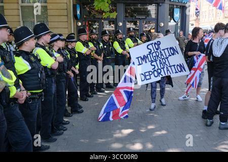 Bristol, Großbritannien. August 2025. Halten Sie die Demonstranten des Bootes auf. Ein Hotel in Bristol, von dem angenommen wird, dass es Flüchtlinge und Asylsuchende aufnehmen soll, wird als Ziel von Anti-Einwanderungs-Demonstranten verstanden. Bristol-antirassistische Gruppen und Flüchtlingshilfen haben einen Gegenprotest organisiert. Die Polizei von Avon und Somerset hat Pläne aufgestellt, um friedliche Proteste zu erleichtern, aber sie haben erklärt, dass Hassverbrechen nicht toleriert werden. Quelle: JMF News/Alamy Live News Stockfoto