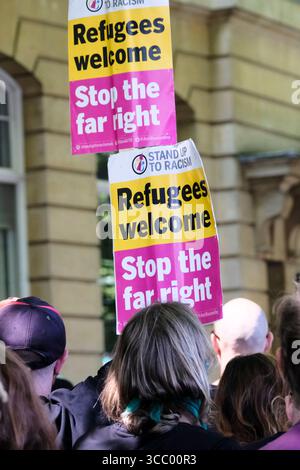 Bristol, Großbritannien. August 2025. Ein Hotel in Bristol, von dem angenommen wird, dass es Flüchtlinge und Asylsuchende aufnehmen soll, wird als Ziel von Anti-Einwanderungs-Demonstranten verstanden. Bristol-antirassistische Gruppen und Flüchtlingshilfen haben einen Gegenprotest organisiert. Die Polizei von Avon und Somerset hat Pläne aufgestellt, um friedliche Proteste zu erleichtern, aber sie haben erklärt, dass Hassverbrechen nicht toleriert werden. Zusätzliche Polizeibefugnisse sind vorhanden, um Masken zu verbieten, um Identität zu verschleiern. Quelle: JMF News/Alamy Live News Stockfoto