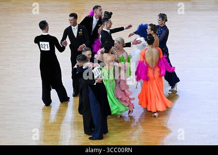 Chengdu, Chinas Provinz Sichuan. August 2025. Tänzer begrüßen sich nach dem Standardfinale des Dancesport-Events bei den World Games 2025 in Chengdu, südwestchinesischer Provinz Sichuan, 9. August 2025. Quelle: Du Zixuan/Xinhua/Alamy Live News Stockfoto
