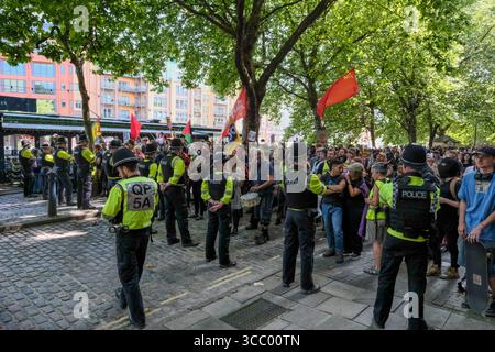 Bristol, Großbritannien. August 2025. Die Polizei hat die beiden Gruppen getrennt. Ein Hotel in Bristol, von dem angenommen wird, dass es Flüchtlinge und Asylsuchende aufnehmen soll, wird als Ziel von Anti-Einwanderungs-Demonstranten verstanden. Bristol-antirassistische Gruppen und Flüchtlingshilfen haben einen Gegenprotest organisiert. Die Polizei von Avon und Somerset hat Pläne aufgestellt, um friedliche Proteste zu erleichtern, aber sie haben erklärt, dass Hassverbrechen nicht toleriert werden. Zusätzliche Polizeibefugnisse sind vorhanden, um Masken zu verbieten, um Identität zu verschleiern. Quelle: JMF News/Alamy Live News Stockfoto