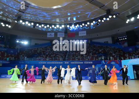Chengdu, Chinas Provinz Sichuan. August 2025. Tänzer begrüßen die Zuschauer nach dem Standardfinale des Dancesport-Events bei den World Games 2025 in Chengdu, südwestchinesischer Provinz Sichuan, 9. August 2025. Quelle: Xu Bingjie/Xinhua/Alamy Live News Stockfoto