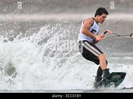 Chengdu, Chinas Provinz Sichuan. August 2025. Joey Gurr aus Kanada tritt am 9. August 2025 im Wakeboard-Halbfinale des Waterski & Wakeboard-Events bei den World Games 2025 in Chengdu, südwestchinesischer Provinz Sichuan, an. Quelle: Chen Zhenhai/Xinhua/Alamy Live News Stockfoto