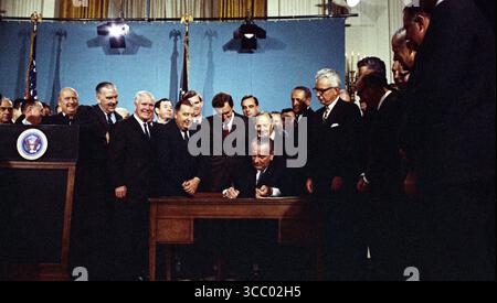 Präsident Lyndon B. Johnson unterzeichnete 1967 den Clean Air Act im East Room des Weißen Hauses. Stockfoto