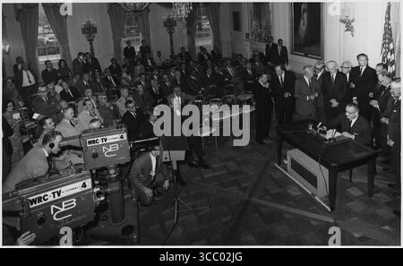 Umfang und Inhalt: Ort: White House East Room. Dargestellt: Präsident Lyndon B. Johnson, Gäste. Stockfoto