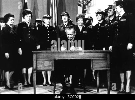 Präsident Lyndon B. Johnson unterzeichnet das Public Law 90-130 1967 Stockfoto