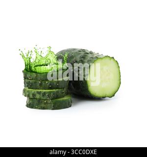 Frische Gurke und Spritzer auf weißem Hintergrund Stockfoto
