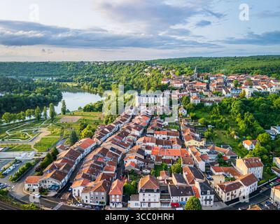 Abendflug über LIverdun, Grand Est, Meurthe-et-Moselle, Frankreich Stockfoto