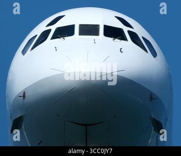 Nahaufnahme der Passagier-Jet Nose- und Cockpit-Fenster. Flugzeug am blauen Himmel, Nahaufnahme des Flugzeugs Stockfoto