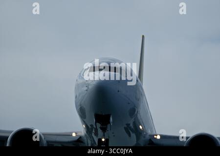 Nahaufnahme der Passagier-Jet Nose- und Cockpit-Fenster. Flugzeug am blauen Himmel, Nahaufnahme des Flugzeugs Stockfoto