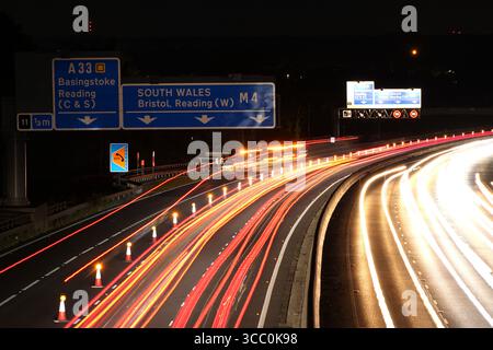 Nächtliche Straßenbauarbeiten schließen auf der M4 Smart Autobahn durch Lesen nahe der J11 Stockfoto