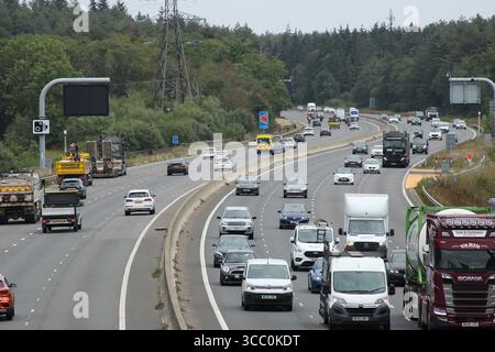 Starker Verkehr auf der Autobahn M4 zwischen der Abfahrt 8-10 in Richtung Osten Stockfoto
