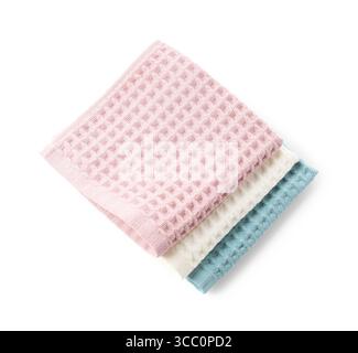 Saubere, bunte Waffelhandtücher isoliert auf weiß, Blick von oben Stockfoto