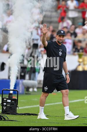 vor Spielbeginn: Trainer Sebastian Hoeness VfB Stuttgart Gestik Geste VfB Stuttgart vs. FC Bologna 09.08.2025 DFL-VORSCHRIFTEN VERBIETEN JEDE VERWENDUNG VON FOTOGRAFIEN ALS BILDSEQUENZEN UND/ODER QUASI-VIDEO Stockfoto