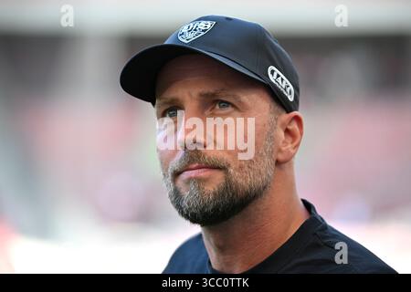 vor Spielbeginn: Trainer Trainer Sebastian Hoeness VfB Stuttgart Portrait JAKO Logo VfB Stuttgart vs FC Bologna 09.08.2025 DFL-VORSCHRIFTEN VERBIETEN JEDE VERWENDUNG VON FOTOGRAFIEN ALS BILDSEQUENZEN UND/ODER QUASI-VIDEO Stockfoto