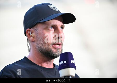 vor Spielbeginn: Trainer Sebastian Hoeness VfB Stuttgart Portrait im Interview Mikrofon Mikro Logo Logo SWR VfB Stuttgart vs FC Bologna 09.08.2025 DFL-VORSCHRIFTEN VERBIETEN JEDE VERWENDUNG VON FOTOS ALS BILDSEQUENZEN UND/ODER QUASI-VIDEO Stockfoto