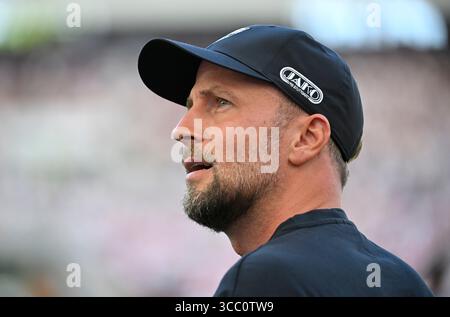 vor Spielbeginn: Trainer Trainer Sebastian Hoeness VfB Stuttgart Portrait JAKO Logo VfB Stuttgart vs FC Bologna 09.08.2025 DFL-VORSCHRIFTEN VERBIETEN JEDE VERWENDUNG VON FOTOGRAFIEN ALS BILDSEQUENZEN UND/ODER QUASI-VIDEO Stockfoto