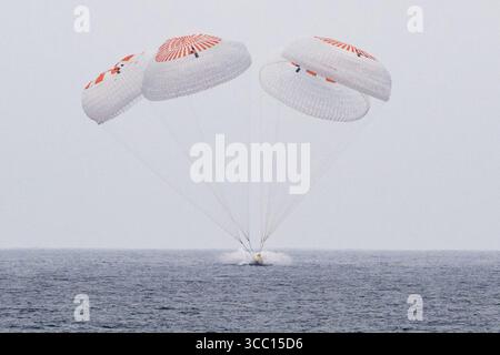 Usa. August 2025. Die SpaceX Crew Dragon Endurance ist mit den NASA-Astronauten Anne McClain und Nichole Ayers, dem JAXA-Astronauten Takuya Onishi und dem Roscosmos-Kosmonauten Kirill Peskov am Samstag, den 9. August 2025, im Pazifischen Ozean vor der Küste von San Diego, Kalifornien, landet. McClain, Ayers, Onishi und Peskov kehren nach sieben Monaten im Weltraum im Rahmen der Expedition 73 an Bord der Internationalen Raumstation zurück. NASA Foto von Keegan Barber/UPI Credit: UPI/Alamy Live News Stockfoto