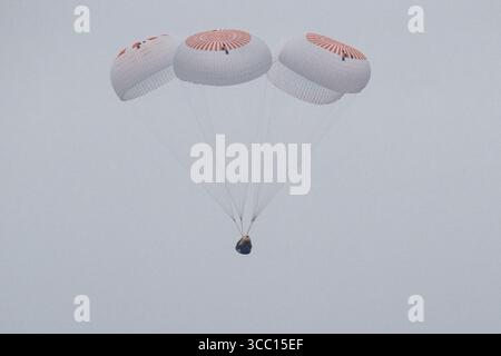 Usa. August 2025. Die SpaceX Crew Dragon Endurance ist mit den NASA-Astronauten Anne McClain und Nichole Ayers, dem JAXA-Astronauten Takuya Onishi und dem Roscosmos-Kosmonauten Kirill Peskov am Samstag, den 9. August 2025, im Pazifischen Ozean vor der Küste von San Diego, Kalifornien, landet. McClain, Ayers, Onishi und Peskov kehren nach sieben Monaten im Weltraum im Rahmen der Expedition 73 an Bord der Internationalen Raumstation zurück. NASA Foto von Keegan Barber/UPI Credit: UPI/Alamy Live News Stockfoto