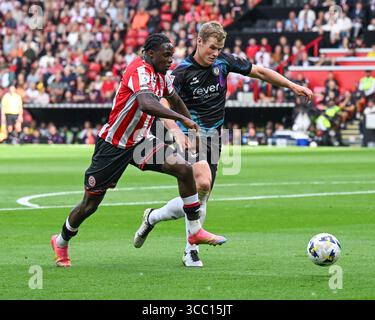 Sheffield, Großbritannien. August 2025. Femi Seriki von Sheffield United und Rob Atkinson von Bristol City kämpfen um den Ball während des Spiels Sheffield United vs Bristol City Sky Bet Championship in der Bramall Lane, Sheffield. Der Bildnachweis sollte lauten: Craig Thomas/Sportimage Credit: Sportimage Ltd/Alamy Live News Stockfoto