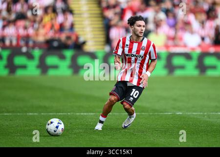 Sheffield, Großbritannien. August 2025. Callum O’Hare von Sheffield United macht beim Spiel der Sheffield United gegen Bristol City Sky Bet Championship in der Bramall Lane, Sheffield, eine Pause mit dem Ball. Der Bildnachweis sollte lauten: Craig Thomas/Sportimage Credit: Sportimage Ltd/Alamy Live News Stockfoto