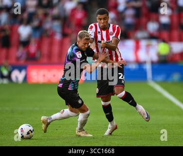 Sheffield, Großbritannien. August 2025. Ryan One of Sheffield United und Ross McCrorie aus Bristol City kämpfen um den Ball während des Spiels Sheffield United vs Bristol City Sky Bet Championship in der Bramall Lane, Sheffield. Der Bildnachweis sollte lauten: Craig Thomas/Sportimage Credit: Sportimage Ltd/Alamy Live News Stockfoto