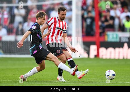 Sheffield, Großbritannien. August 2025. Jack Robinson von Sheffield United übergibt den Ball trotz des Drucks von Sam Bell aus Bristol City während des Spiels Sheffield United vs Bristol City Sky Bet Championship in der Bramall Lane, Sheffield. Der Bildnachweis sollte lauten: Craig Thomas/Sportimage Credit: Sportimage Ltd/Alamy Live News Stockfoto