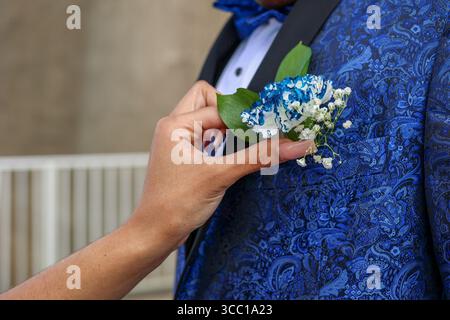 Ein afroamerikanisches junges Paar, das auf einen Abschlussball geht Stockfoto