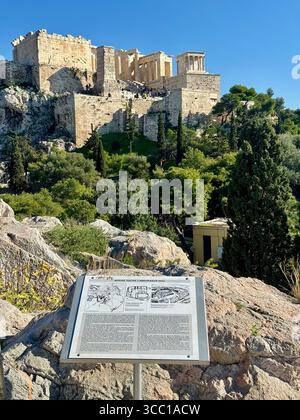Blick auf die Akropolis von Athen mit einer Informationstafel im Vordergrund, Griechenland. Stockfoto