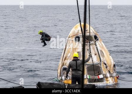 Usa. August 2025. Unterstützungsteams arbeiten um die SpaceX Dragon Endurance Raumsonde kurz nach der Landung mit den NASA-Astronauten Anne McClain und Nichole Ayers, dem JAXA (Japan Aerospace Exploration Agency) Astronauten Takuya Onishi und dem Roscosmos-Kosmonauten Kirill Peskov an Bord des Pazifischen Ozeans vor der Küste von San Diego, Kalifornien, am Samstag, 9. August 2025. McClain, Ayers, Onishi und Peskov kehren nach sieben Monaten im Weltraum im Rahmen der Expedition 73 an Bord der Internationalen Raumstation zurück. NASA Foto von Keegan Barber/UPI Credit: UPI/Alamy Live News Stockfoto