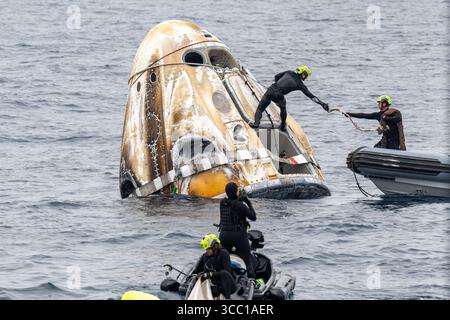 Usa. August 2025. Unterstützungsteams arbeiten um die SpaceX Dragon Endurance Raumsonde kurz nach der Landung mit den NASA-Astronauten Anne McClain und Nichole Ayers, dem JAXA (Japan Aerospace Exploration Agency) Astronauten Takuya Onishi und dem Roscosmos-Kosmonauten Kirill Peskov an Bord des Pazifischen Ozeans vor der Küste von San Diego, Kalifornien, am Samstag, 9. August 2025. McClain, Ayers, Onishi und Peskov kehren nach sieben Monaten im Weltraum im Rahmen der Expedition 73 an Bord der Internationalen Raumstation zurück. NASA Foto von Keegan Barber/UPI Credit: UPI/Alamy Live News Stockfoto
