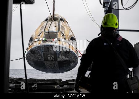 Usa. August 2025. Unterstützungsteams arbeiten um die SpaceX Dragon Endurance Raumsonde kurz nach der Landung mit den NASA-Astronauten Anne McClain und Nichole Ayers, dem JAXA (Japan Aerospace Exploration Agency) Astronauten Takuya Onishi und dem Roscosmos-Kosmonauten Kirill Peskov an Bord des Pazifischen Ozeans vor der Küste von San Diego, Kalifornien, am Samstag, 9. August 2025. McClain, Ayers, Onishi und Peskov kehren nach sieben Monaten im Weltraum im Rahmen der Expedition 73 an Bord der Internationalen Raumstation zurück. NASA Foto von Keegan Barber/UPI Credit: UPI/Alamy Live News Stockfoto