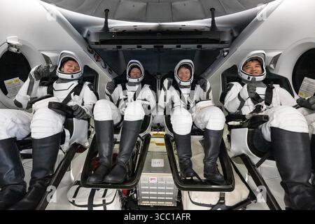Roscosmos-Kosmonaut Kirill Peskov, links, NASA-Astronauten Nichole Ayers, Anne McClain und JAXA (Japan Aerospace Exploration Agency) Astronaut Takuya Onishi sind in der SpaceX Dragon Endurance-Raumsonde an Bord des SpaceX-Bergungsschiffs SHANNON zu sehen, kurz nachdem sie am Samstag, 9. August 2025 im Pazifischen Ozean vor der Küste von San Diego gelandet sind. McClain, Ayers, Onishi und Peskov kehren nach sieben Monaten im Weltraum im Rahmen der Expedition 73 an Bord der Internationalen Raumstation zurück. Obligatorisches Foto von Keegan Barber/NASA über CNP/ABACAPRESS.COM Stockfoto