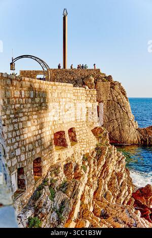 Petrovac, Montenegro, 5. Mai 2024, Kopfsteinpflasterstraße in der Altstadt, ein Steinbogen über dem Weg, Straße innen zur Festung Stockfoto