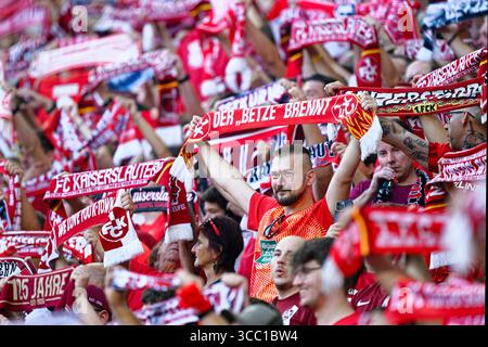 Kaiserslautern, Deutschland. August 2025. Fußball: Bundesliga 2, 1. FC Kaiserslautern - FC Schalke 04, Spieltag 2, Fritz Walter Stadion. Kaiserslautern-Fans halten Schals hoch. Hinweis: Uwe Anspach/dpa - WICHTIGER HINWEIS: Gemäß den Vorschriften der DFL Deutschen Fußball-Liga und des DFB Deutschen Fußball-Bundes ist es verboten, im Stadion und/oder des Spiels aufgenommene Fotografien in Form von sequenziellen Bildern und/oder videoähnlichen Fotoserien zu verwenden oder zu verwenden./dpa/Alamy Live News Stockfoto