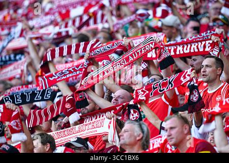 Kaiserslautern, Deutschland. August 2025. Fußball: Bundesliga 2, 1. FC Kaiserslautern - FC Schalke 04, Spieltag 2, Fritz Walter Stadion. Kaiserslautern-Fans halten Schals hoch. Hinweis: Uwe Anspach/dpa - WICHTIGER HINWEIS: Gemäß den Vorschriften der DFL Deutschen Fußball-Liga und des DFB Deutschen Fußball-Bundes ist es verboten, im Stadion und/oder des Spiels aufgenommene Fotografien in Form von sequenziellen Bildern und/oder videoähnlichen Fotoserien zu verwenden oder zu verwenden./dpa/Alamy Live News Stockfoto