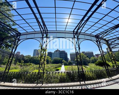 New York, Usa. August 2025. Ein Weitwinkelblick auf die Wisteria Pergola im Conservatory Garden im Central Park, New York City, aufgenommen Stockfoto