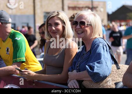 Die Fans sind vor dem Spiel zwischen Chelmsford City FC und Horsham FC in der Enterprise National League South im Melbourne Stadium zu sehen. (Foto: Tiego Grenho) Stockfoto