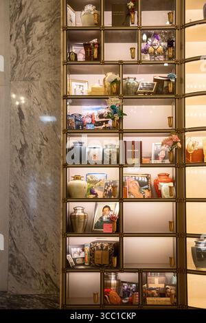 Wheat Ridge, Colorado - Asche der Verstorbenen und Erinnerungen werden in den Kabinen des Tower of Memories aufbewahrt, einem Mausoleum auf dem Crown Hill Cemetery, ebenfalls k Stockfoto